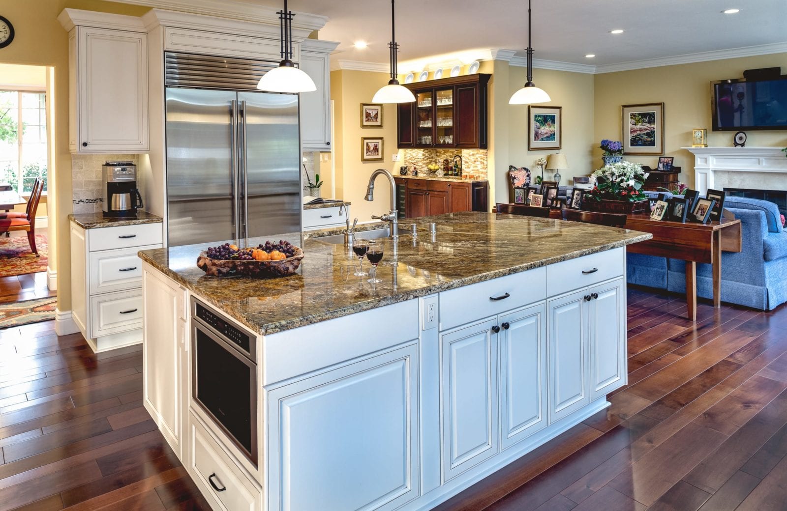 Open Plan Kitchen, Wetbar and Family Room