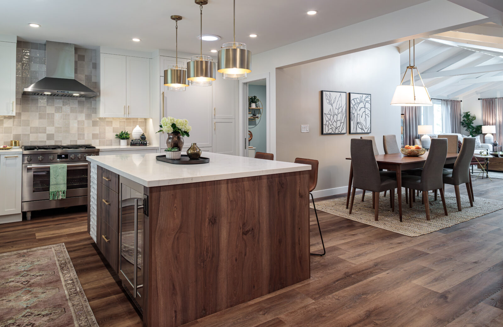 California Warm, Elegant Open Plan Transitional Kitchen