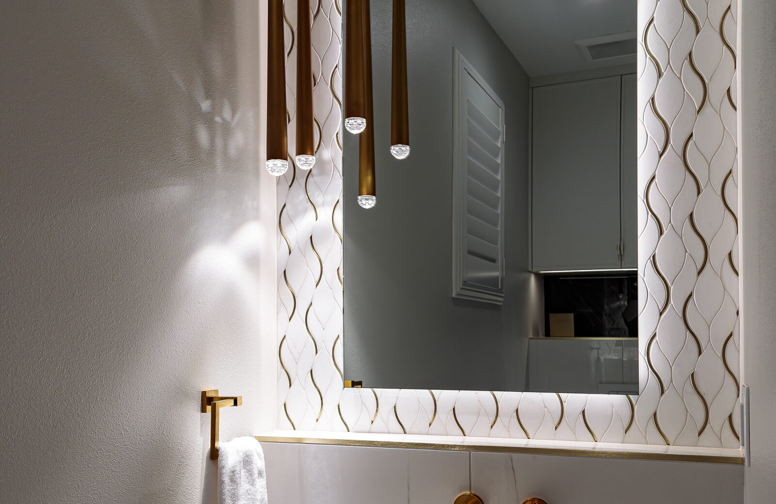 powder room with hanging pendant lights, tile backsplash and vessel sink